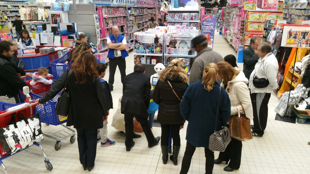 Des services aux visiteurs en magasin avec un robot humanoïde